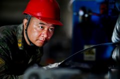 俯首岩层下擎起大国长剑